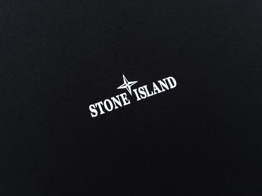 W630#P110💰 [Stone lsland/Stone Island summer new gradient compass print pattern short-sleeved T-shirt] ⚠️[Original creation with high control of details] - Made of 260 grams of combed cotton with 32-count double yarn, soft and comfortable to the touch, sweat-absorbent and breathable. - Simple, basic and versatile style, original single quality, the first choice for couples. - Made in a large factory, four needles and five threads on the shoulder, neat alignment, high quality workmanship. - Same style for men and women. Very versatile, one piece for everyone, details are clearly visible. Color: Black White Size: M L